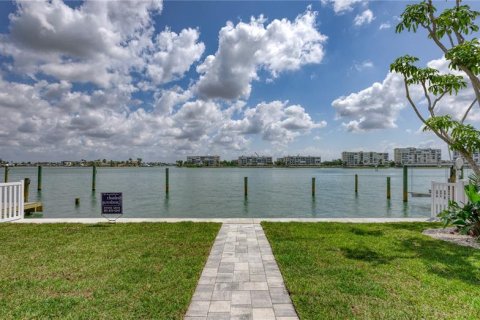 House in Saint Pete Beach, Florida 2 bedrooms, 98.1 sq.m. № 1658662 - photo 5