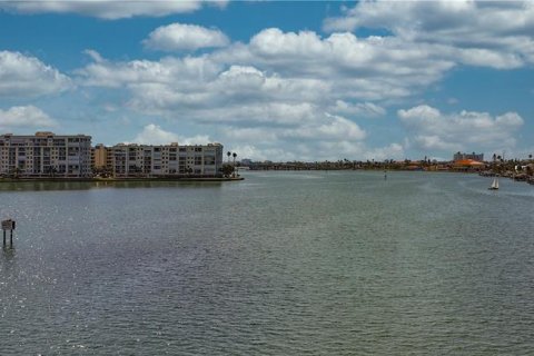 House in Saint Pete Beach, Florida 2 bedrooms, 98.1 sq.m. № 1658662 - photo 23