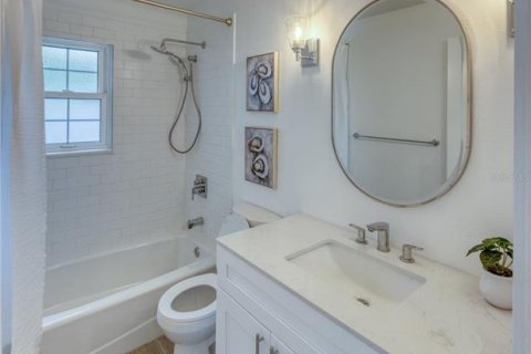 House in Saint Pete Beach, Florida 2 bedrooms, 98.1 sq.m. № 1658662 - photo 15