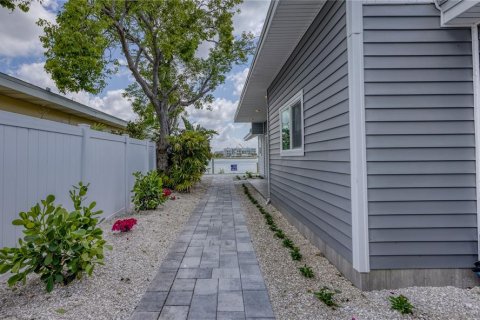 House in Saint Pete Beach, Florida 2 bedrooms, 98.1 sq.m. № 1658662 - photo 4