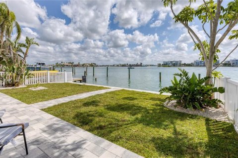 House in Saint Pete Beach, Florida 2 bedrooms, 98.1 sq.m. № 1658662 - photo 26