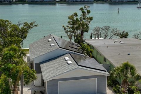 House in Saint Pete Beach, Florida 2 bedrooms, 98.1 sq.m. № 1658662 - photo 2