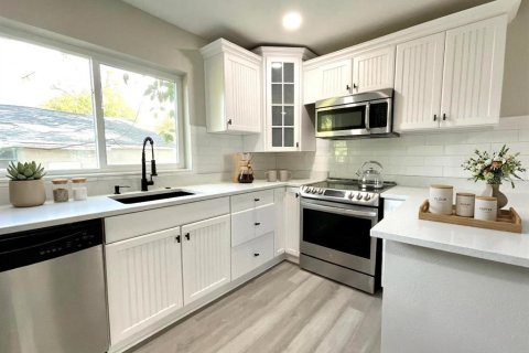 House in Tampa, Florida 3 bedrooms, 60.2 sq.m. № 2231755 - photo 21
