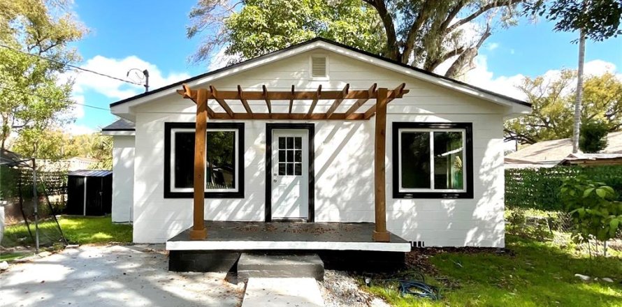 House in Tampa, Florida 3 bedrooms, 60.2 sq.m. № 2231755