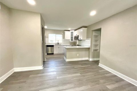 House in Tampa, Florida 3 bedrooms, 60.2 sq.m. № 2231755 - photo 17