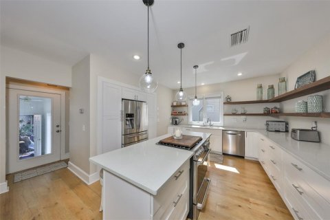 House in Tampa, Florida 4 bedrooms, 337.24 sq.m. № 1638047 - photo 9