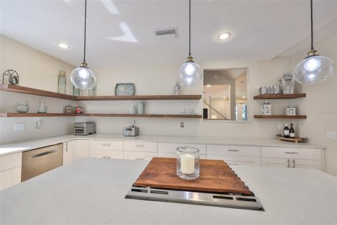 House in Tampa, Florida 4 bedrooms, 337.24 sq.m. № 1638047 - photo 13