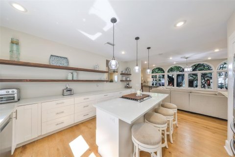 House in Tampa, Florida 4 bedrooms, 337.24 sq.m. № 1638047 - photo 8