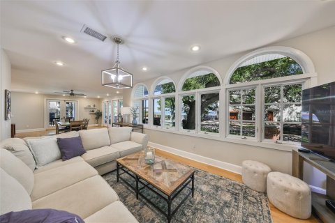 House in Tampa, Florida 4 bedrooms, 337.24 sq.m. № 1638047 - photo 14