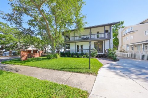House in Tampa, Florida 4 bedrooms, 337.24 sq.m. № 1638047 - photo 1