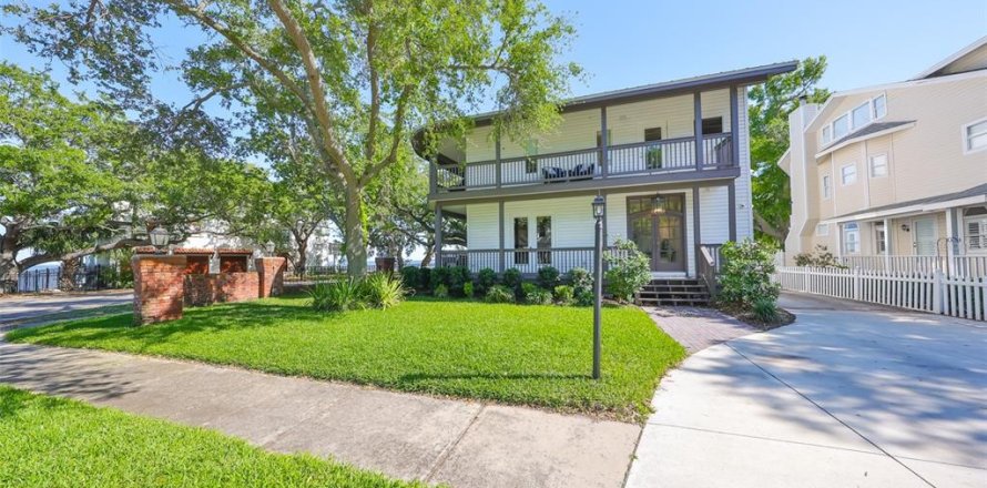 House in Tampa, Florida 4 bedrooms, 337.24 sq.m. № 1638047