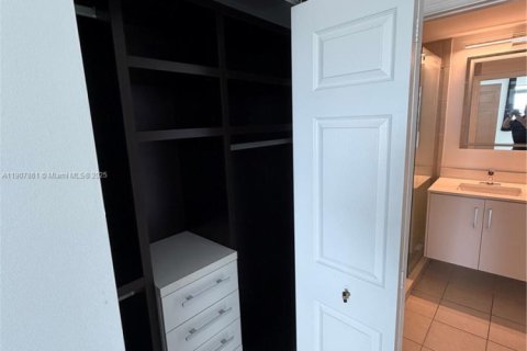 Снять в аренду кондоминиум в Холливуд, Флорида 2 спальни, 110.46м2, № 1965726 - фото 13