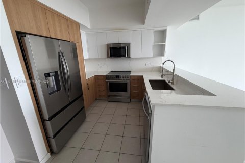 Снять в аренду кондоминиум в Холливуд, Флорида 2 спальни, 110.46м2, № 1965726 - фото 1