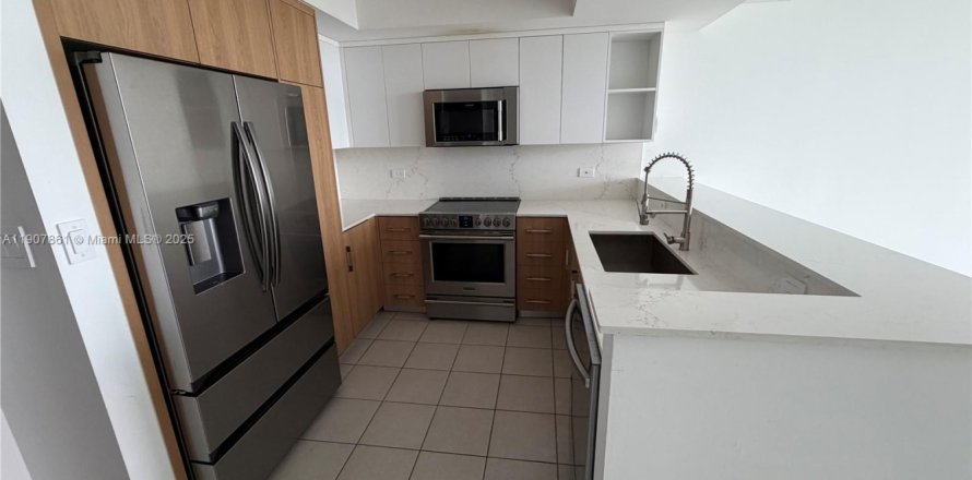 Кондоминиум с 2 спальнями в Холливуд, Флорида № 1965726