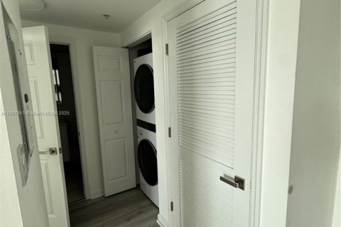 Снять в аренду кондоминиум в Холливуд, Флорида 2 спальни, 110.46м2, № 1965726 - фото 26