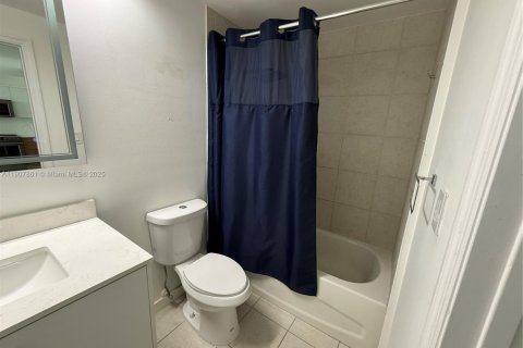 Снять в аренду кондоминиум в Холливуд, Флорида 2 спальни, 110.46м2, № 1965726 - фото 25