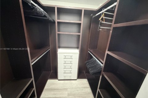 Снять в аренду кондоминиум в Холливуд, Флорида 2 спальни, 110.46м2, № 1965726 - фото 15