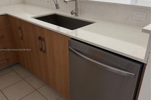 Снять в аренду кондоминиум в Холливуд, Флорида 2 спальни, 110.46м2, № 1965726 - фото 2