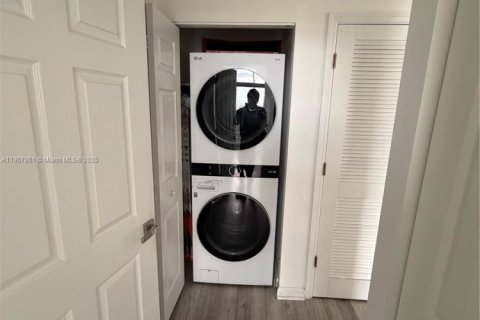 Снять в аренду кондоминиум в Холливуд, Флорида 2 спальни, 110.46м2, № 1965726 - фото 10