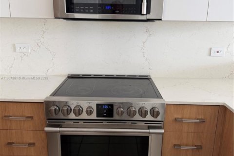 Снять в аренду кондоминиум в Холливуд, Флорида 2 спальни, 110.46м2, № 1965726 - фото 4