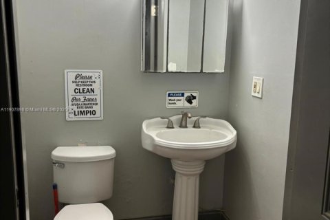 Propiedad comercial en venta en Miami, Florida № 2012675 - foto 8