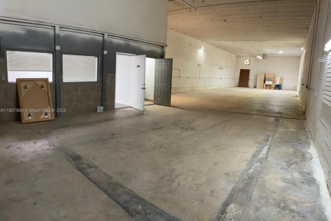 Propiedad comercial en venta en Miami, Florida № 2012675 - foto 5