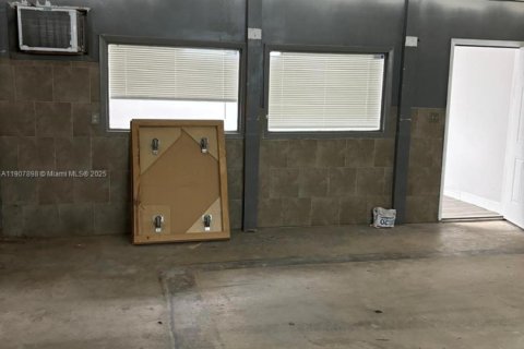 Propiedad comercial en venta en Miami, Florida № 2012675 - foto 9