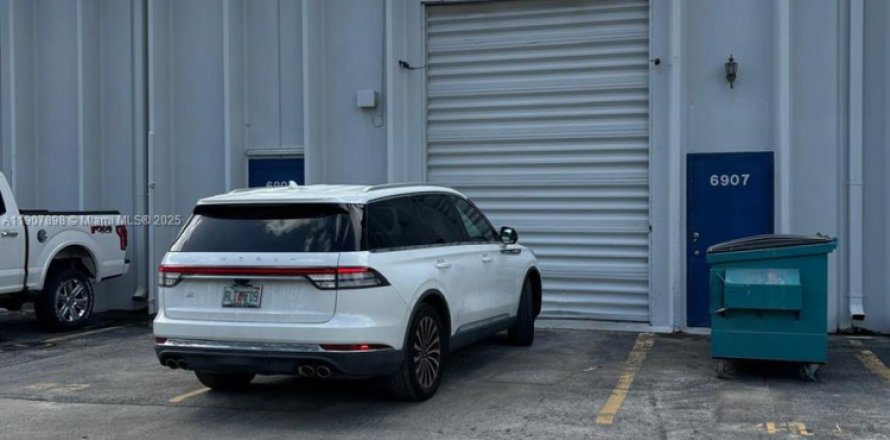 Propiedad comercial en Miami, Florida № 2012675