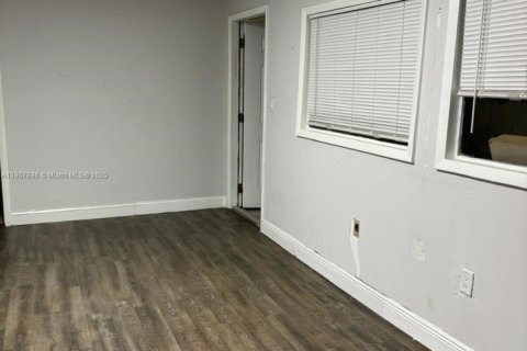 Propiedad comercial en venta en Miami, Florida № 2012675 - foto 7