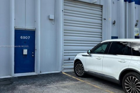 Propiedad comercial en venta en Miami, Florida № 2012675 - foto 2