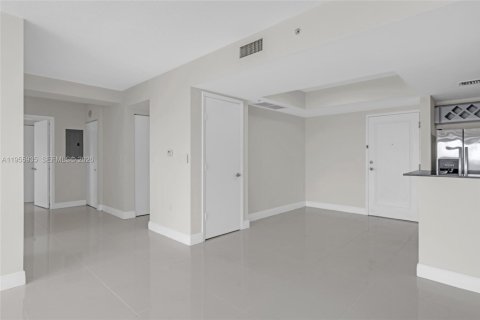 Condo in Miami, Florida, 2 bedrooms  № 2009865 - photo 21
