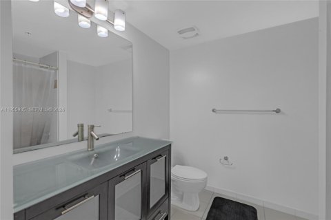 Condo in Miami, Florida, 2 bedrooms  № 2009865 - photo 19