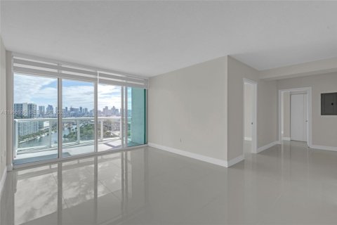 Condo in Miami, Florida, 2 bedrooms  № 2009865 - photo 2