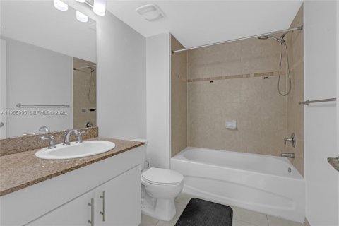 Condo in Miami, Florida, 2 bedrooms  № 2009865 - photo 14