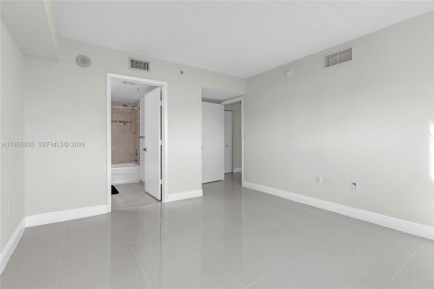 Condo in Miami, Florida, 2 bedrooms  № 2009865 - photo 12