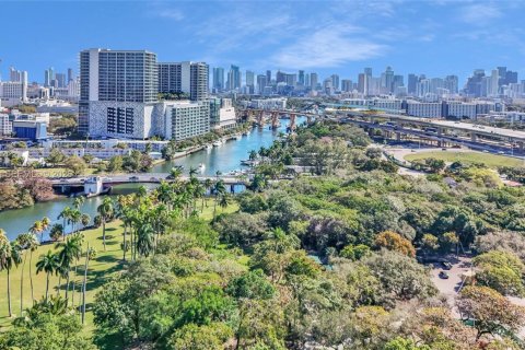Condo in Miami, Florida, 2 bedrooms  № 2009865 - photo 6