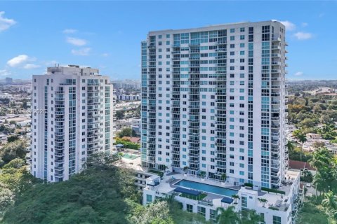 Condo in Miami, Florida, 2 bedrooms  № 2009865 - photo 25