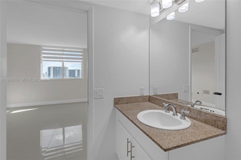 Condo in Miami, Florida, 2 bedrooms  № 2009865 - photo 15