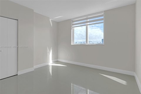 Condo in Miami, Florida, 2 bedrooms  № 2009865 - photo 16