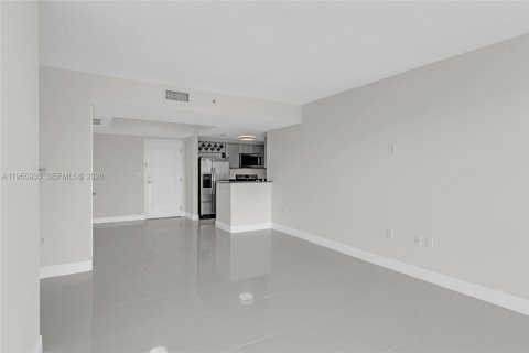 Condo in Miami, Florida, 2 bedrooms  № 2009865 - photo 11
