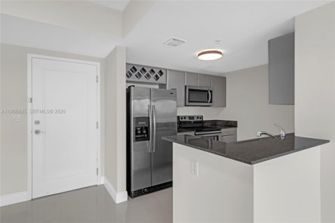 Condo in Miami, Florida, 2 bedrooms  № 2009865 - photo 10