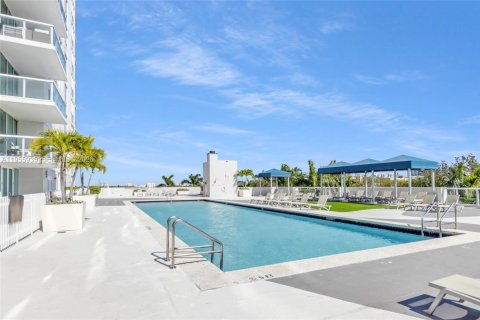 Condo in Miami, Florida, 2 bedrooms  № 2009865 - photo 23