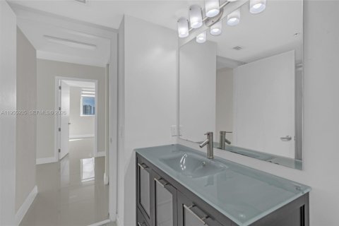 Condo in Miami, Florida, 2 bedrooms  № 2009865 - photo 18