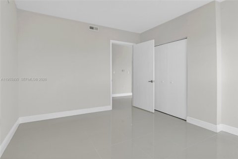 Condo in Miami, Florida, 2 bedrooms  № 2009865 - photo 17