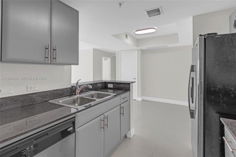 Condo in Miami, Florida, 2 bedrooms  № 2009865 - photo 9