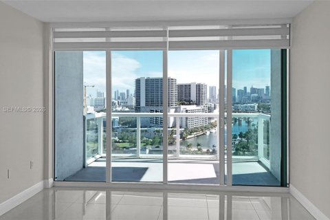 Condo in Miami, Florida, 2 bedrooms  № 2009865 - photo 7