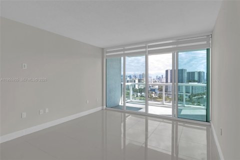 Condo in Miami, Florida, 2 bedrooms  № 2009865 - photo 3