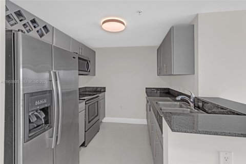 Condo in Miami, Florida, 2 bedrooms  № 2009865 - photo 8