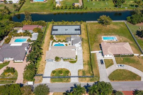 House in Miramar, Florida 3 bedrooms, 182.37 sq.m. № 1862015 - photo 6