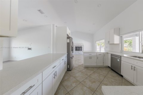 House in Miramar, Florida 3 bedrooms, 182.37 sq.m. № 1862015 - photo 15